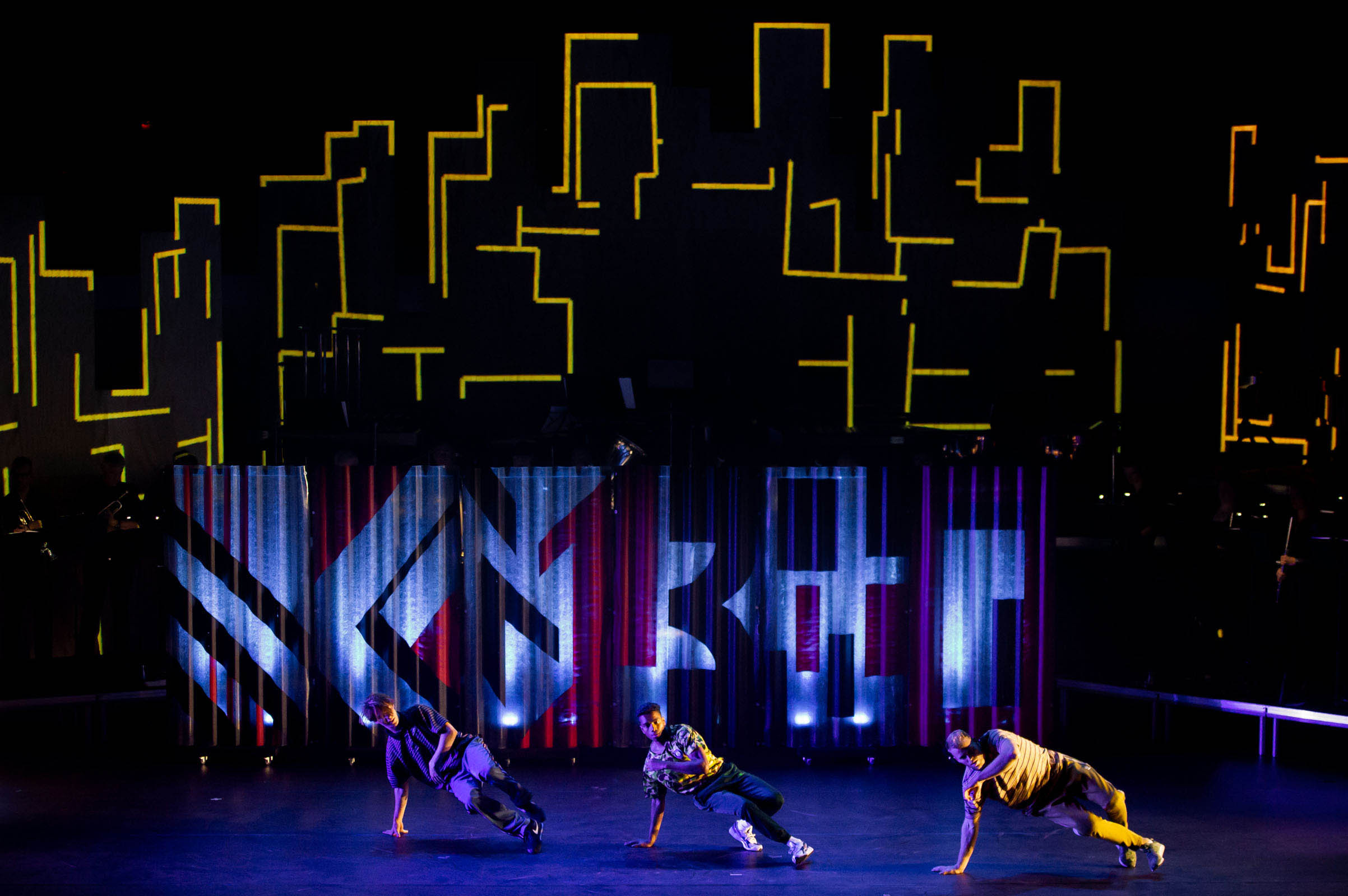 Breakdance crew The Ruggeds in Marching and Breakin in a stage design directed by Claudia Hansen